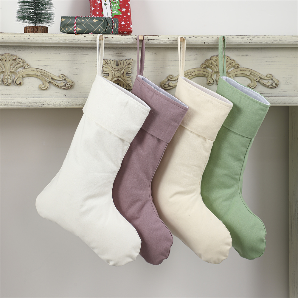 Christmas Stocking Hanging - ถุงเท้าคริสต์มาสผ้าลินินแบบเรียบสำหรับการตกแต่งบ้านโมโนแกรมที่แขวนอยู่บนเตาผิง