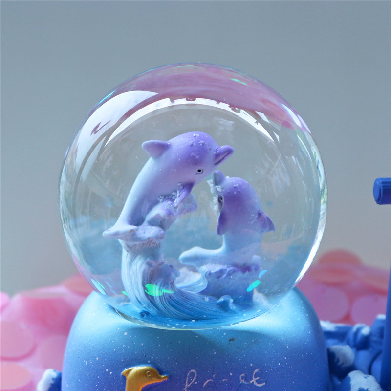 Snow Globe Musical - กล่องดนตรีคริสตัลรูปนาฬิกาทรายโลมาเรืองแสง ของตกแต่งบ้าน ของขวัญวันเกิดสุดพิเศษ